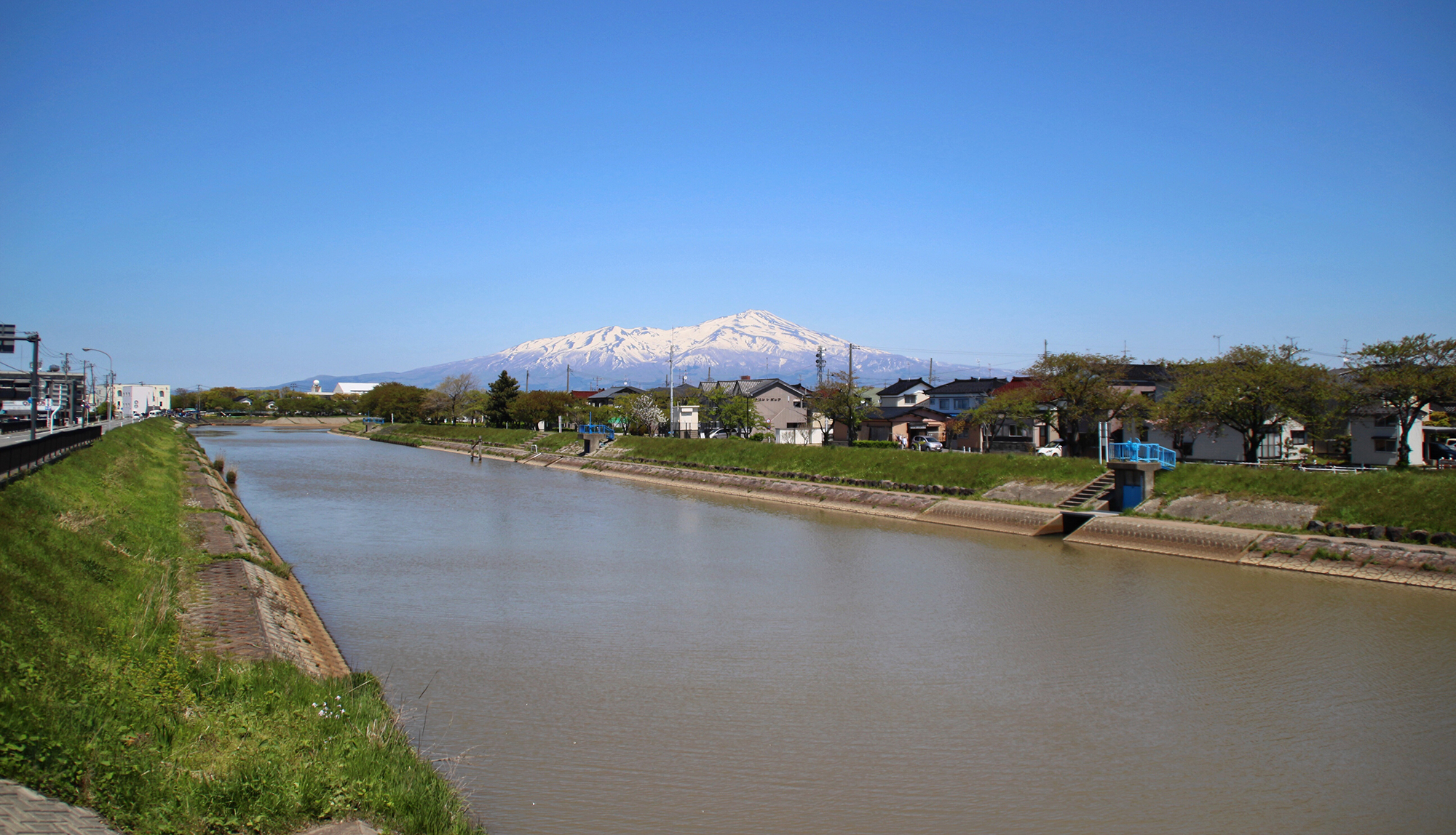 晴れた日の鳥海山